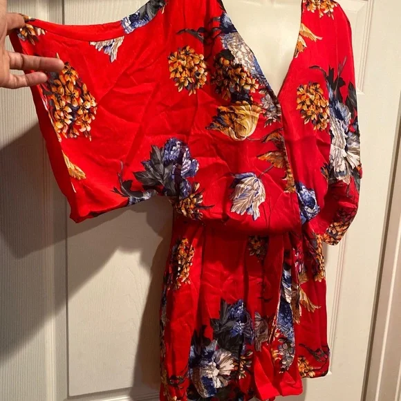 HP Red floral print silky fabric waist tie ro… - Picture 2 of 3